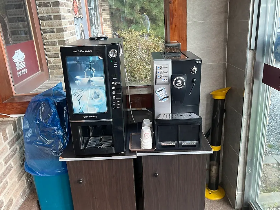Post-meal coffee station available to customers