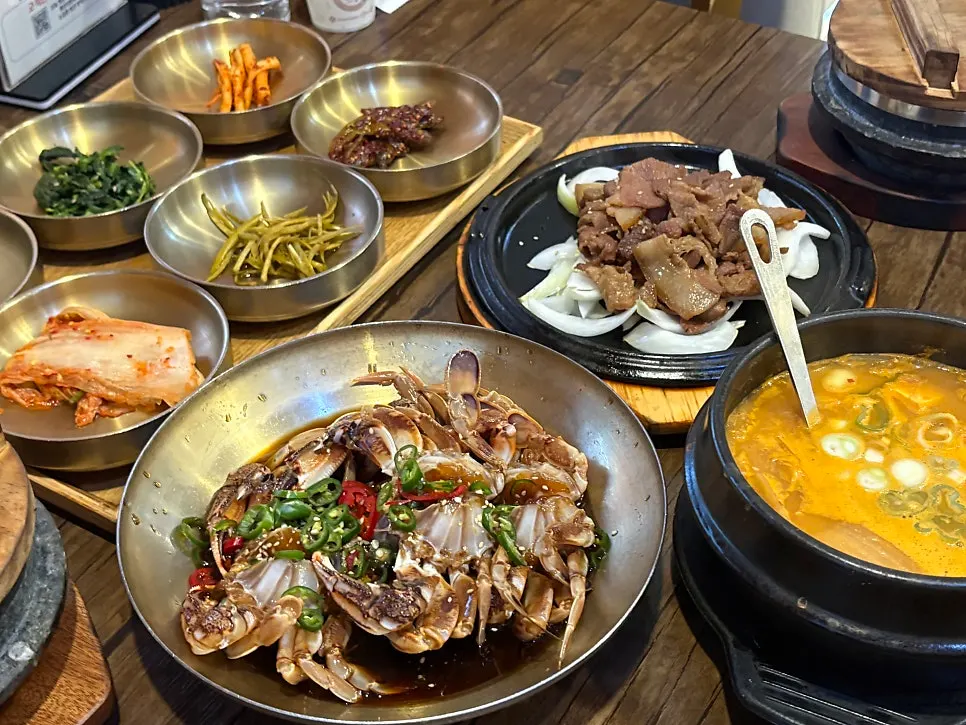 Cross-ordered table spread including the ganjang gejang set
