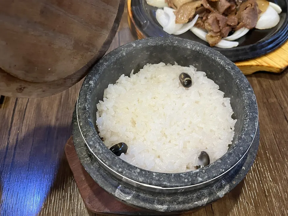 Freshly cooked stone-pot rice