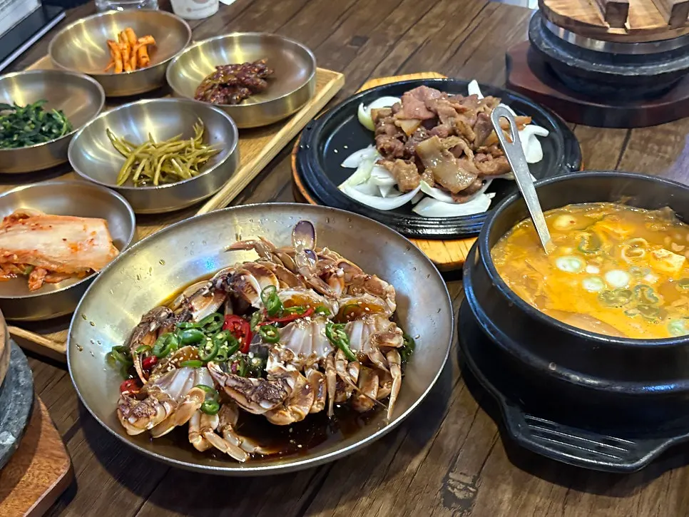 The ganjang gejang set meal spread