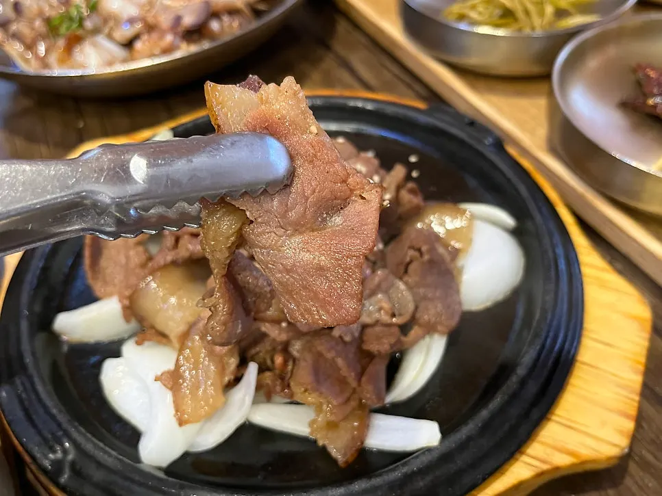 Charcoal-grilled pork set eaten wrapped in lettuce