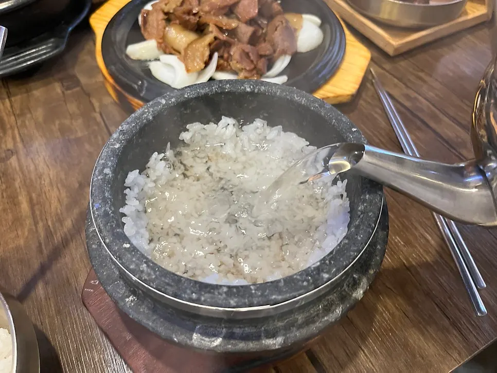 Sungnyung made by pouring water into the stone pot