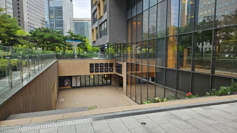 광화문역 근처 디팰리스 건물 전경