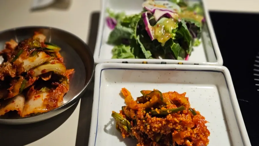 냉제육과 밑반찬 접시
