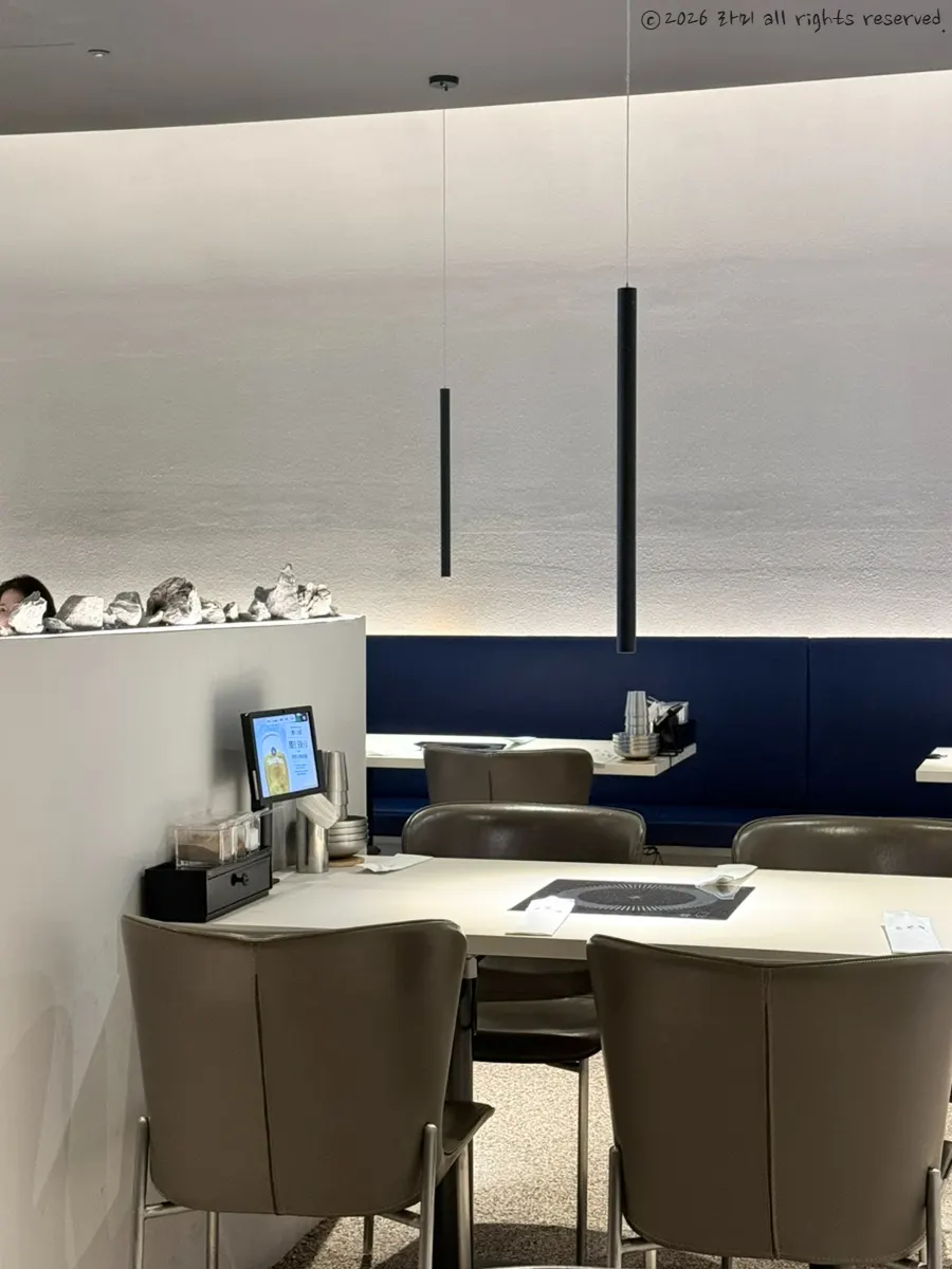 Restaurant space with black drop lighting