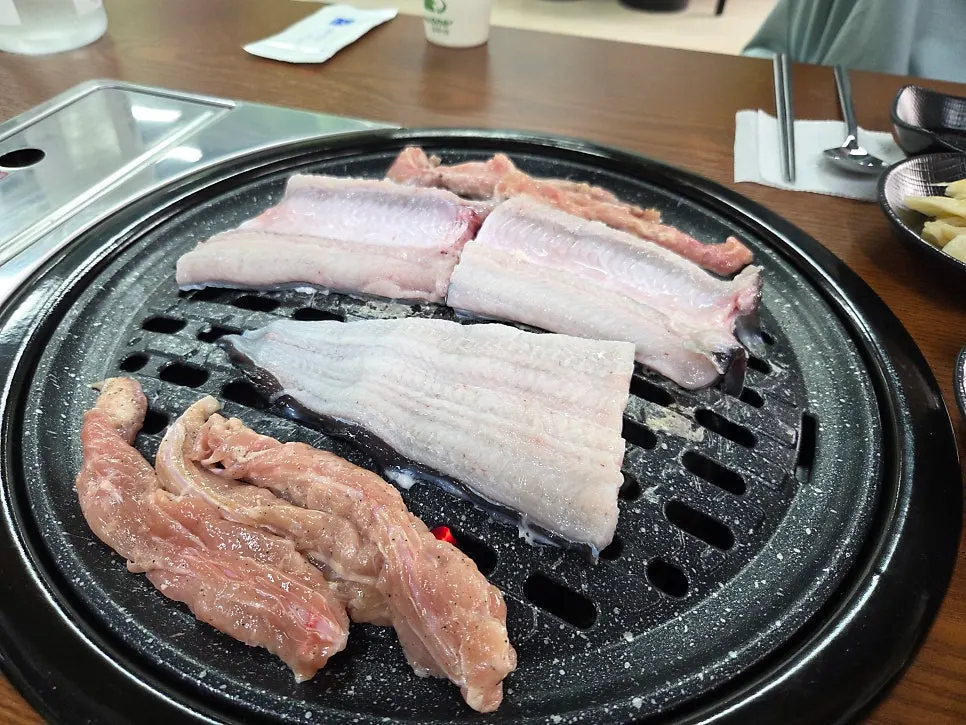 Unlimited eel meal enjoyed by a group