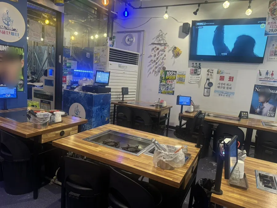 불판이 놓인 테이블 자리