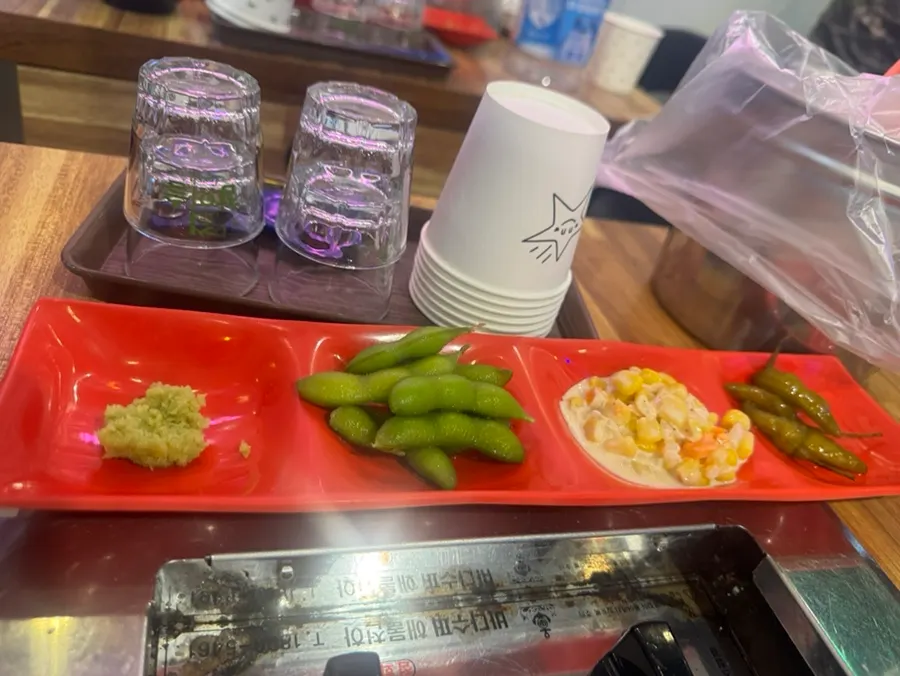 조개찜과 함께 나온 기본찬 상차림