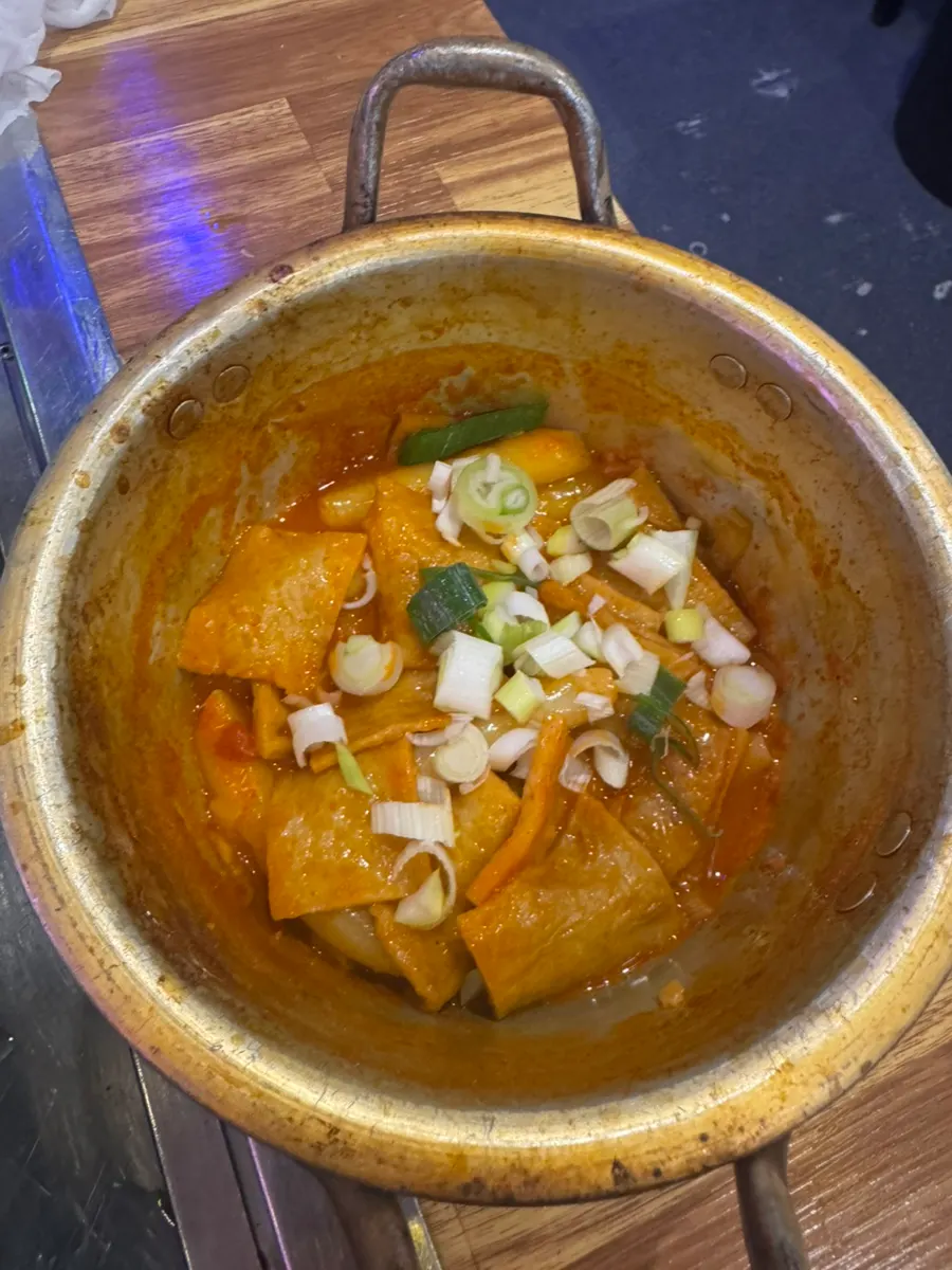 함께 나온 떡볶이와 해산물 상차림