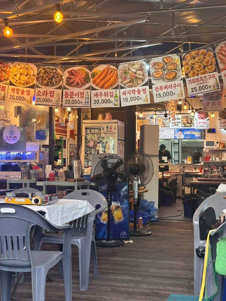 The pojangmacha-style outdoor drinking-tent atmosphere at Wonhadeon Bada