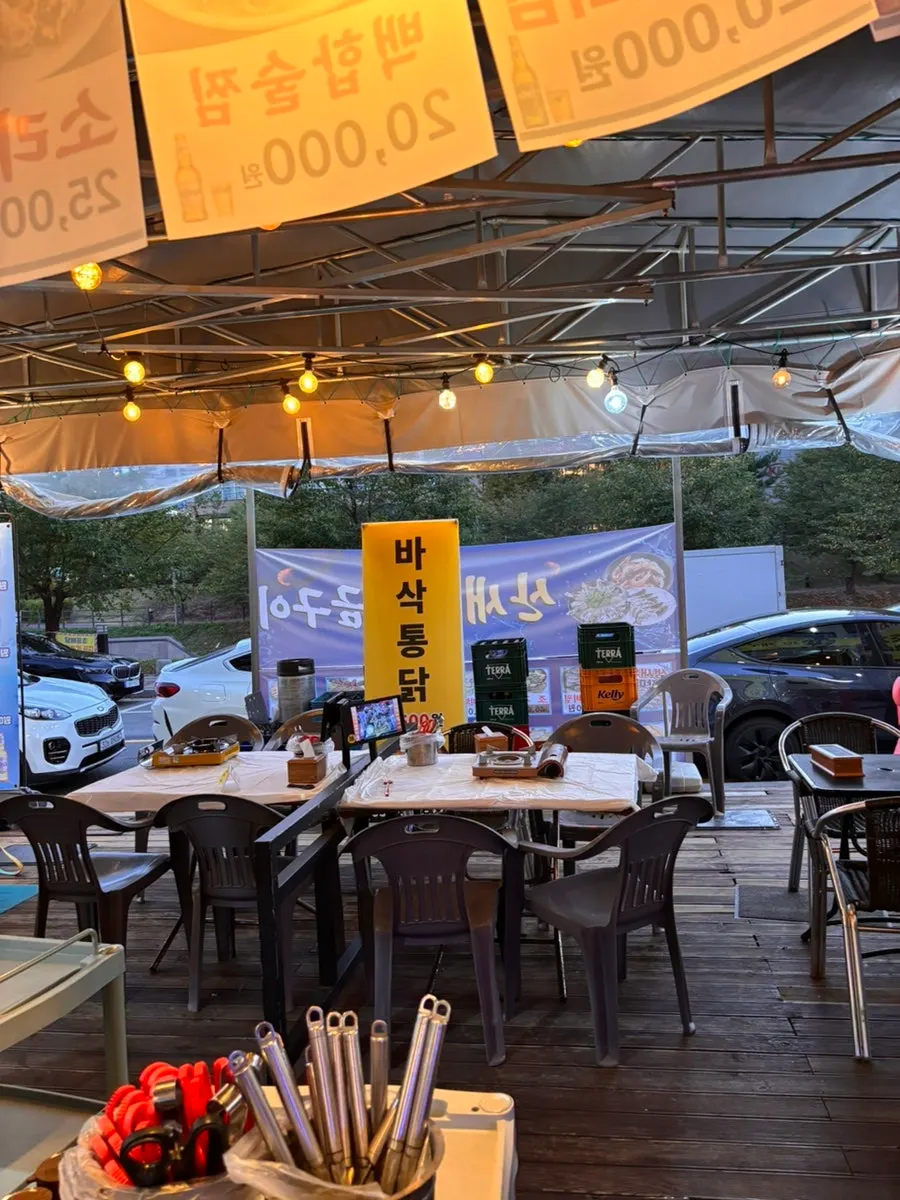 Seating area at the clam hot pot specialty restaurant Wonhadeon Bada