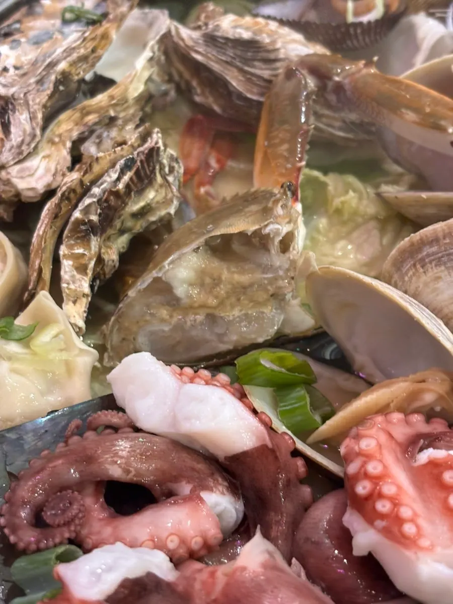 Shrimp and crab in the clam hot pot