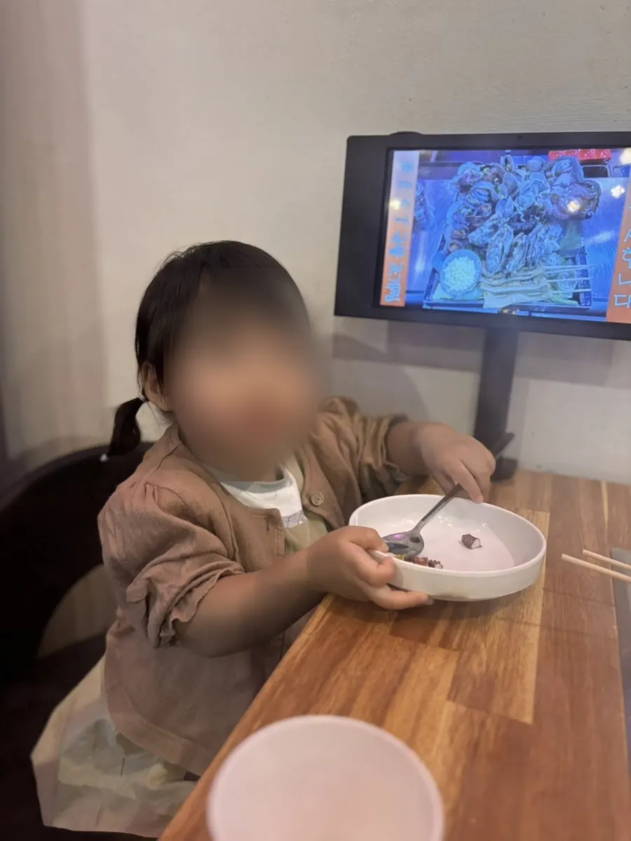 The child eating clams
