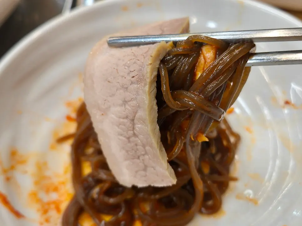 막국수 한 젓가락 위에 올린 가브리살 보쌈