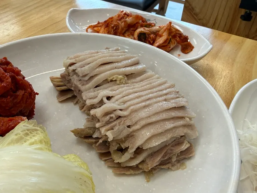 Table with bossam and kalguksu together