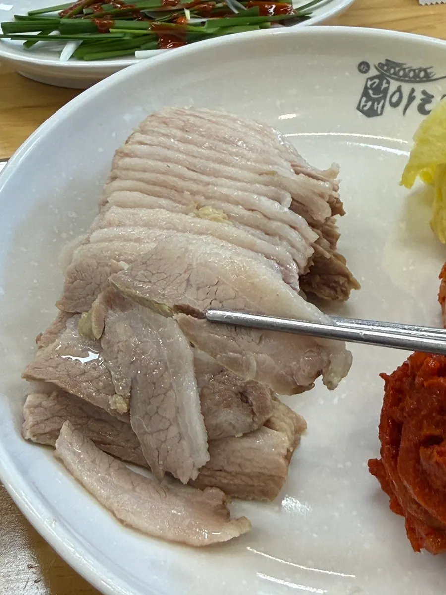Clam-filled broth in the free kalguksu