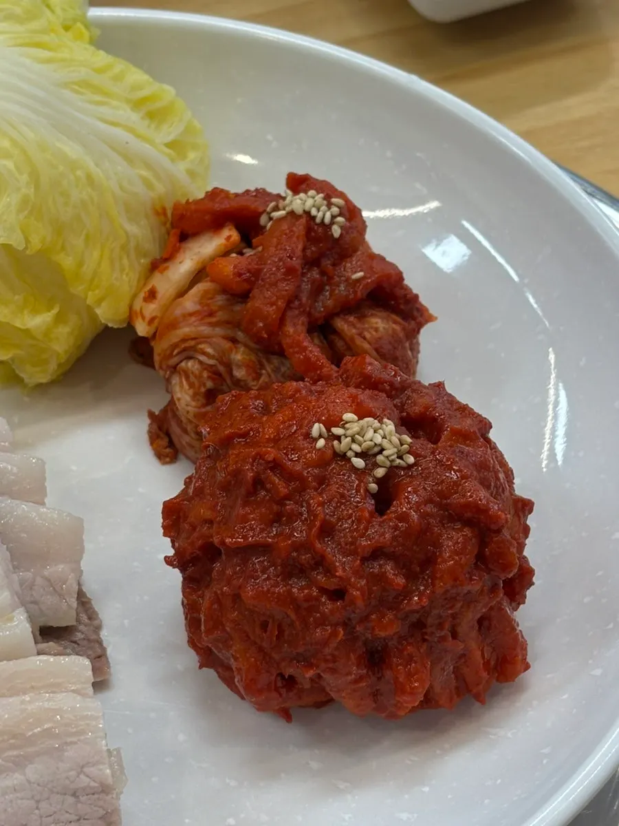 배추에 고기와 김치속을 올린 쌈