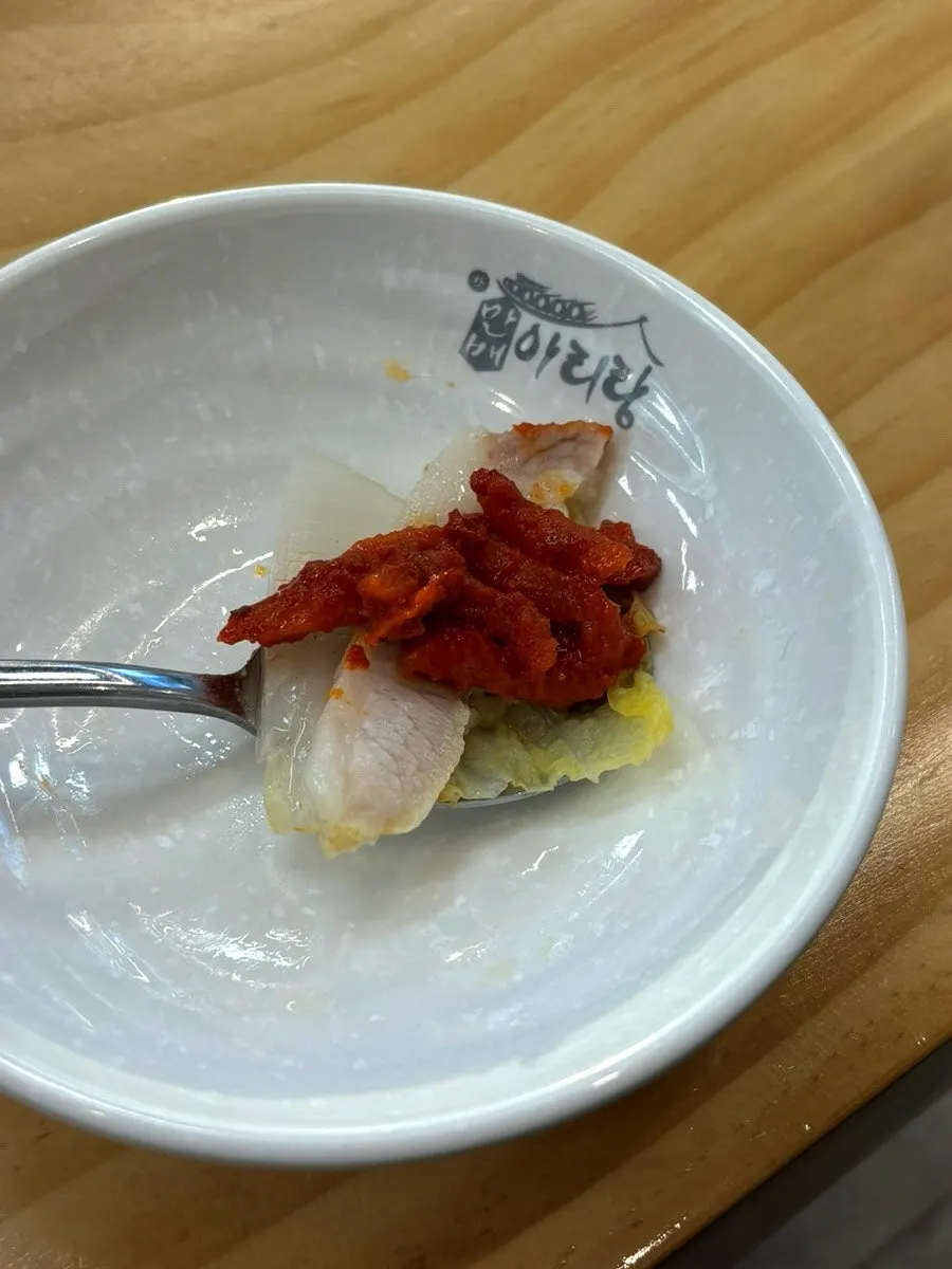 김치와 함께 싸먹는 보쌈 한 점