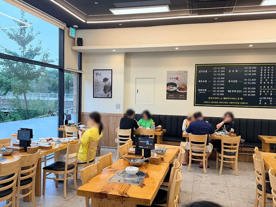 저녁 시간 손님이 있는 보쌈집 내부