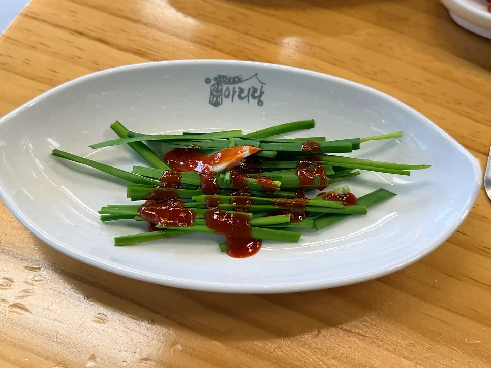 어묵과 부추가 담긴 곁들이 반찬