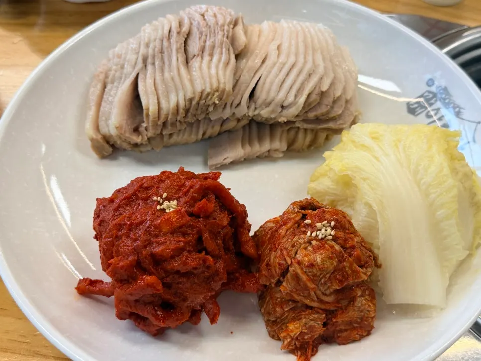 상에 차려진 반반보쌈 대자