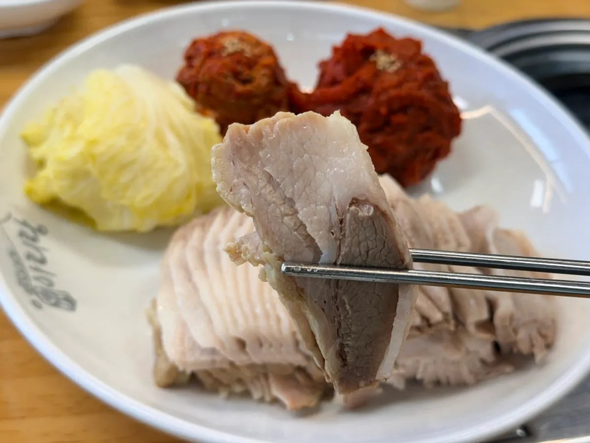 가브리살 보쌈 고기에 김치를 올린 한 점
