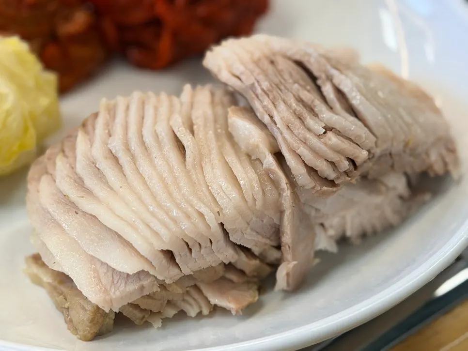 배추에 고기와 김치를 올려 싼 보쌈