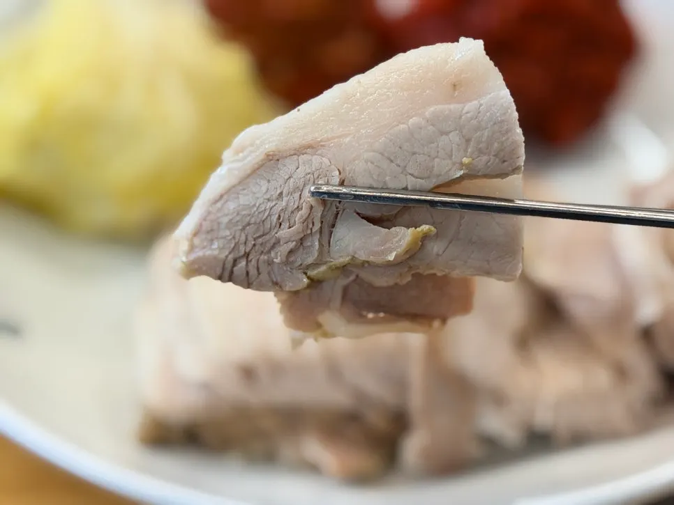보쌈과 칼국수가 함께 놓인 저녁 상차림