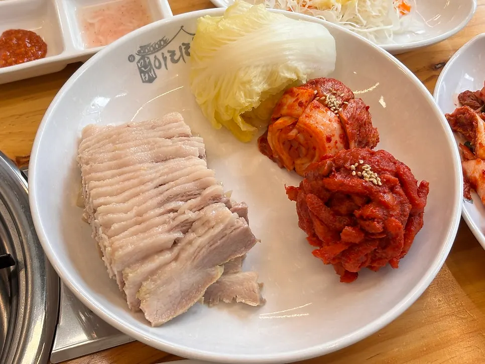 배추와 김치가 반반 담긴 반반보쌈 소자