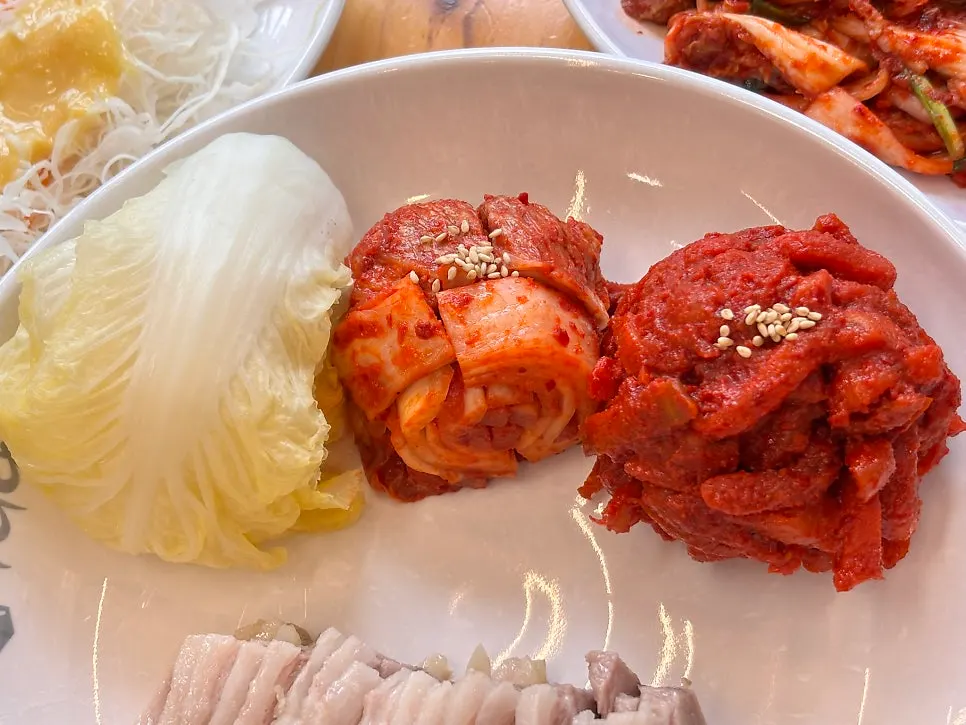 반반보쌈의 배추와 겉절이 김치