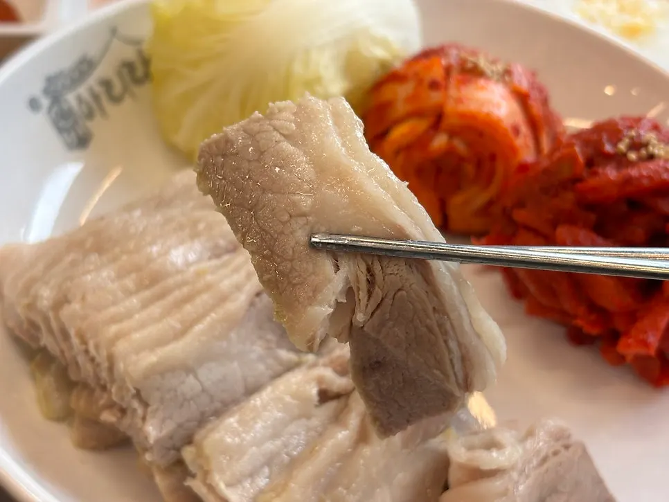 따끈한 가브리살 보쌈 한 점