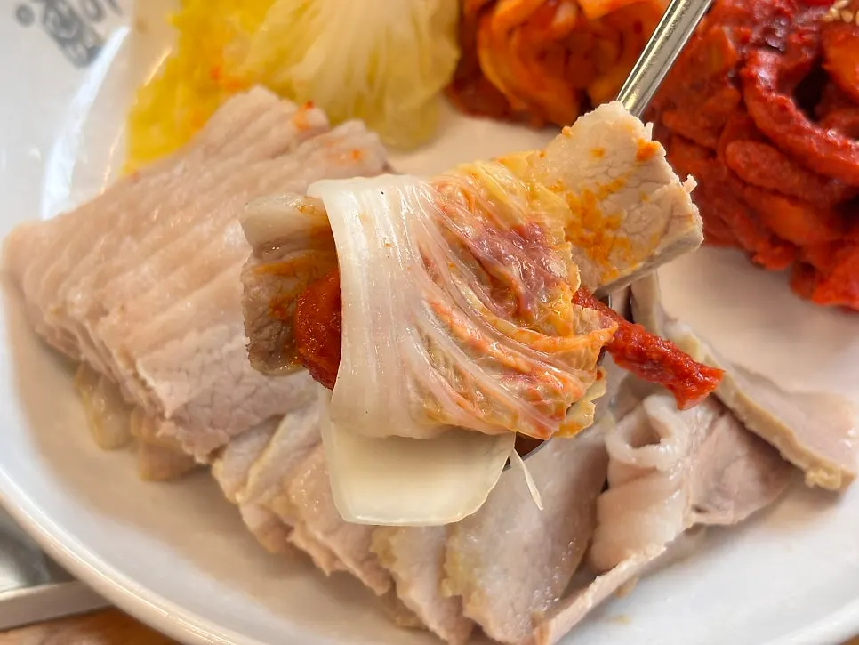 배추에 무김치를 올린 쌈
