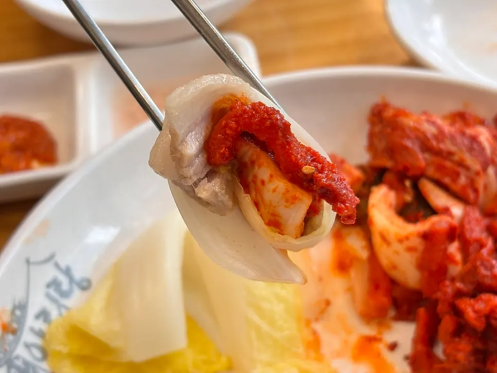 배추와 무김치에 싸 먹는 보쌈 조합