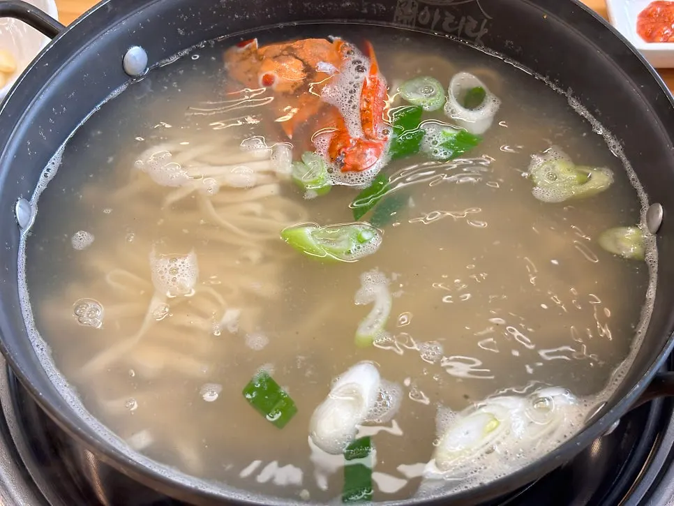 보쌈 주문 서비스로 나온 칼국수