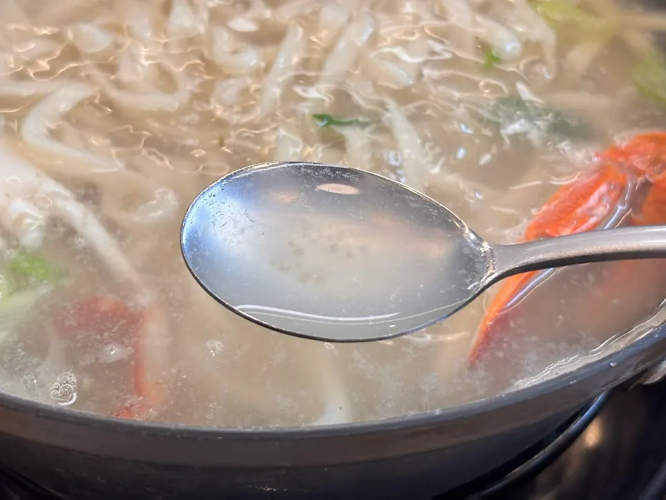 해물이 들어간 칼국수 국물