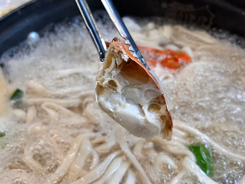칼국수에 통째로 들어간 게 반 마리