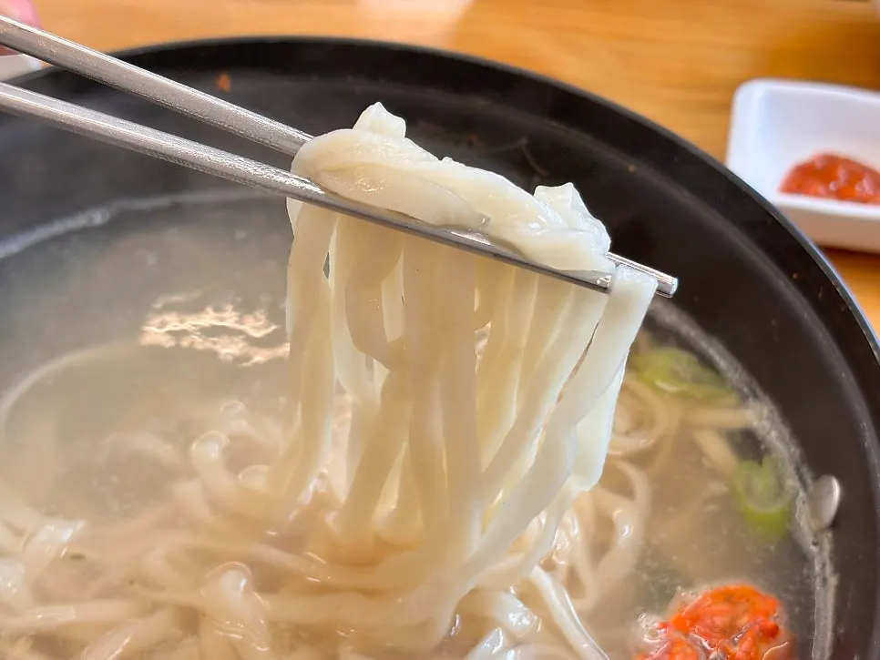 쫄깃한 칼국수 면발