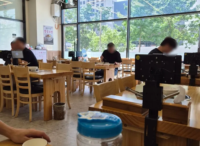 박만배아리랑보쌈 원흥역점 입구로 가는 통로