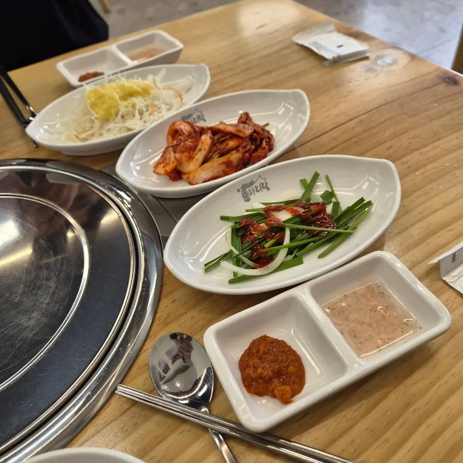 박만배아리랑보쌈 원흥역점 테이블 반찬 구성