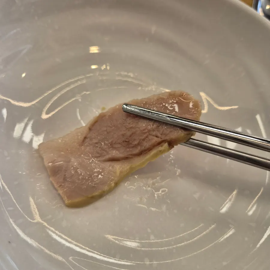 윤기 도는 가브리살 보쌈 고기 접시