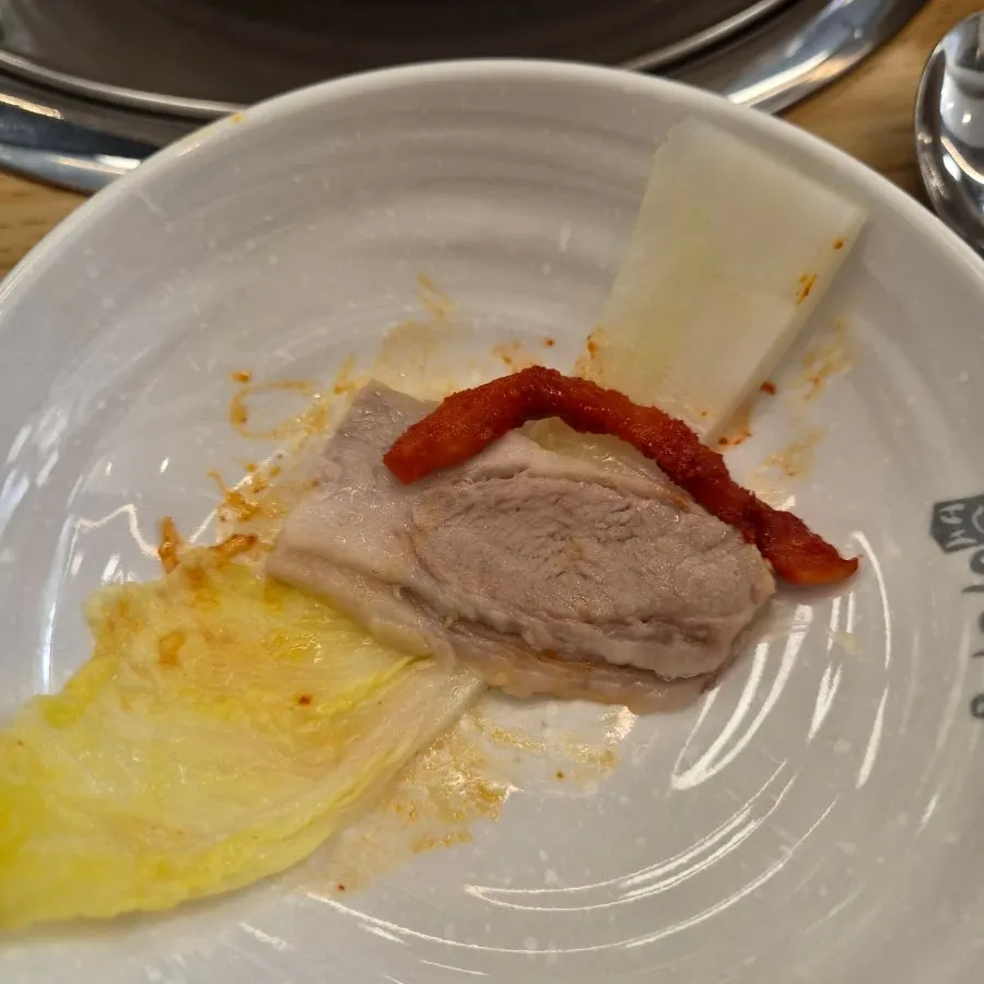 보쌈과 김치를 곁들인 마지막 한 접시