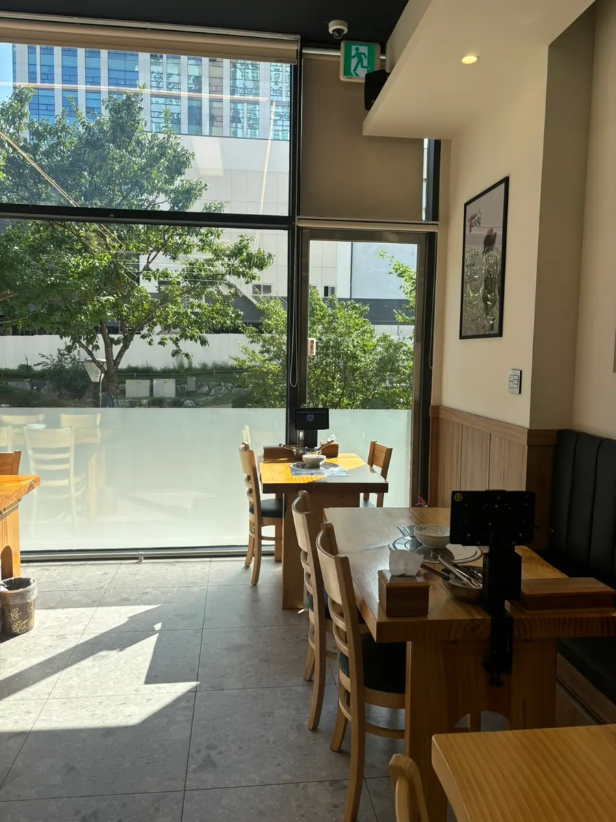 Entrance area of Park Man-bae Arirang Bossam Wonheung Station Branch