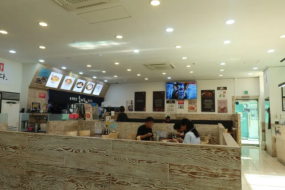 식당 앞 공터에 놓인 벤치 테이블