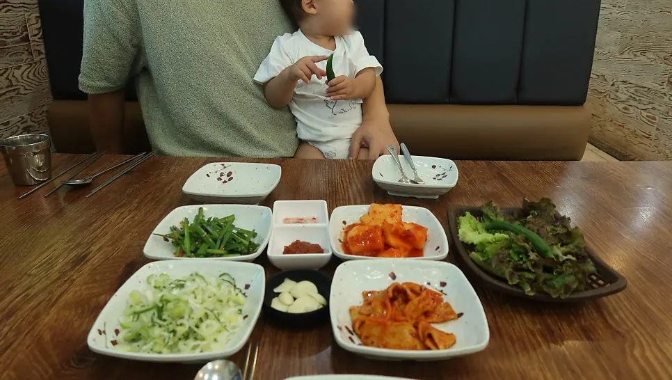아침에도 손님이 찬 육대장 홀