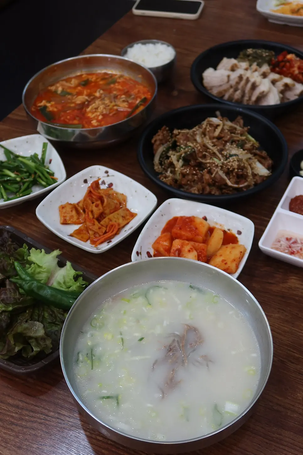 굵직하게 썬 한방수육과 석쇠불고기