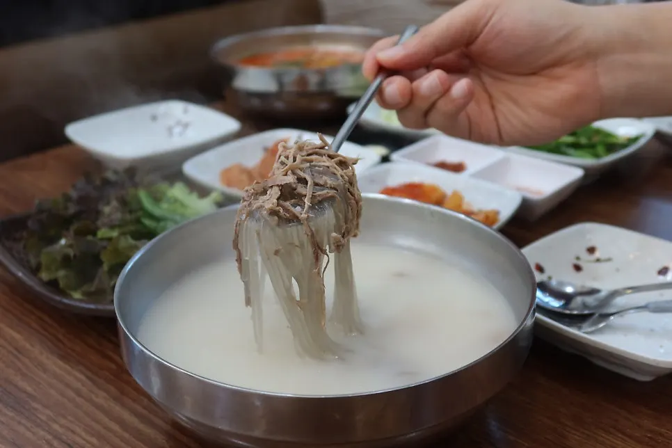 사골육수 베이스 육개장 한 그릇
