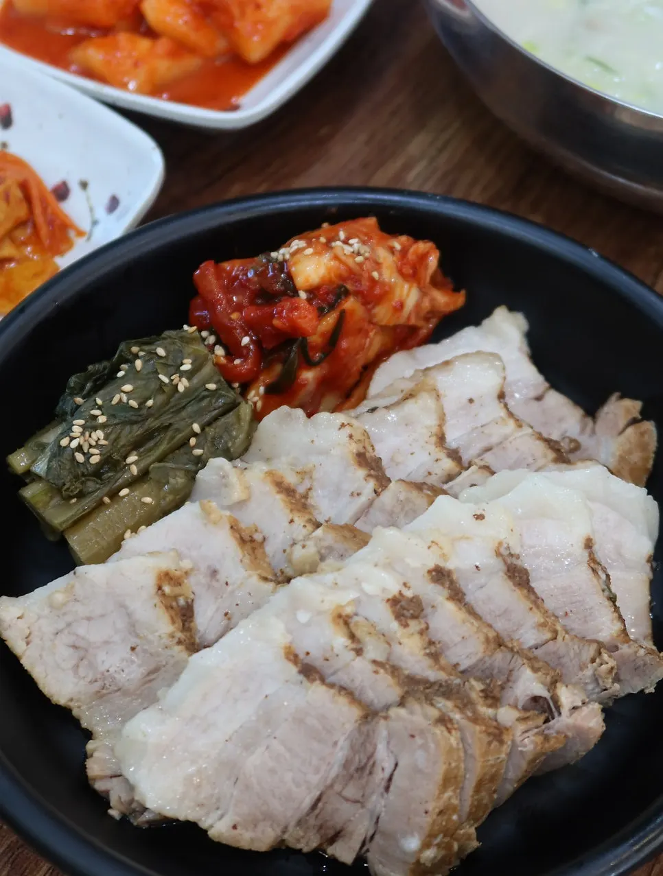 다진 파를 넣은 설렁탕 국물