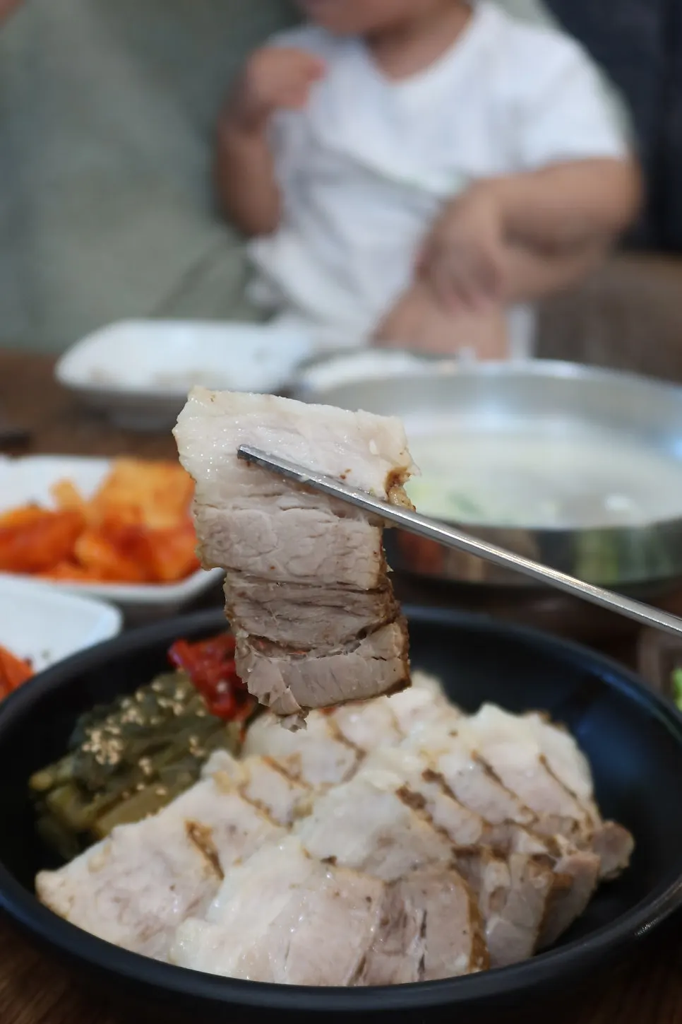 도톰하게 썬 한방보쌈 고기