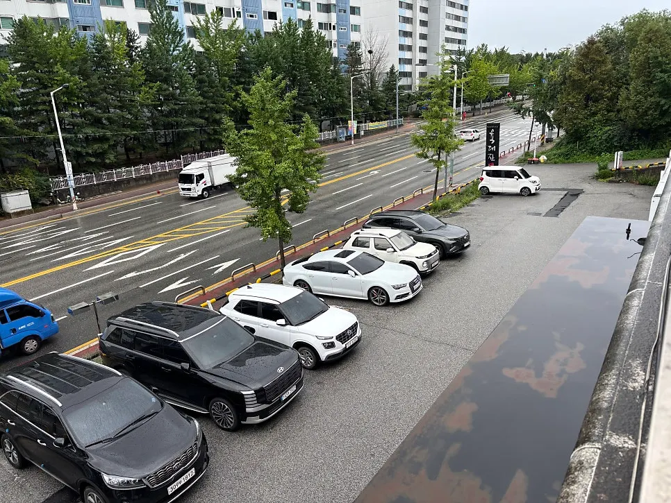 View of the building and parking lot at Yukdaejang Dangye Musil-jeom
