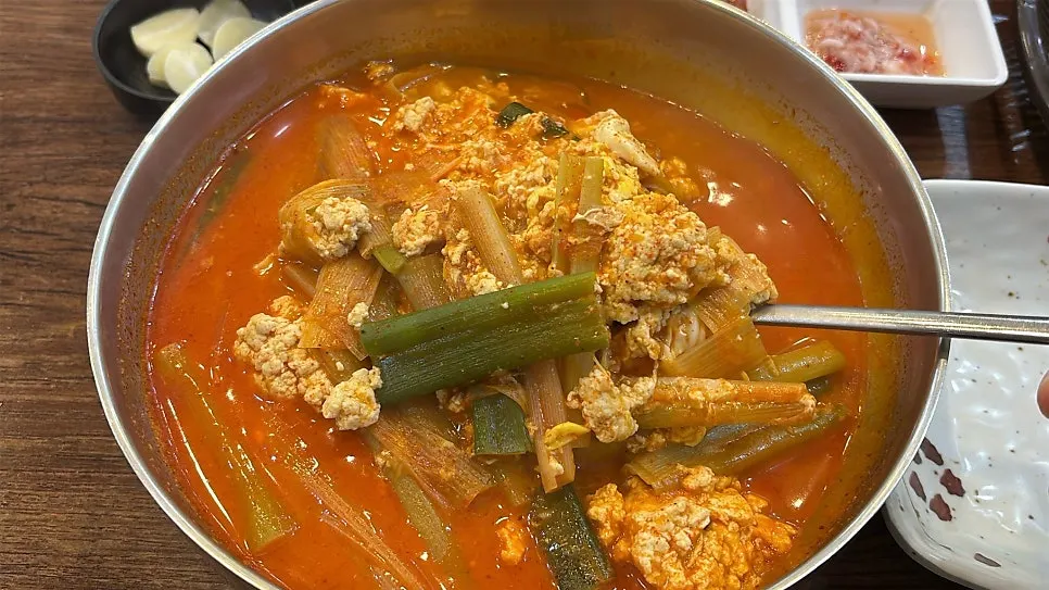 Full spread of yukkal-myeon, sundubu yukgaejang and hanbang bossam